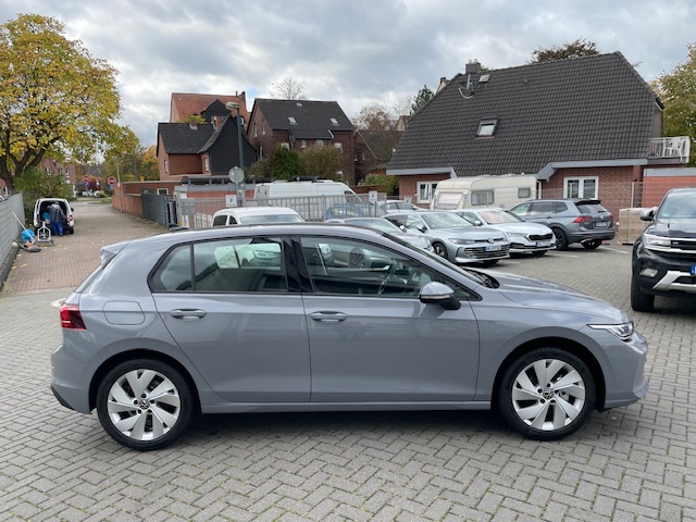 Volkswagen Golf VIII 1.5TSi Life NaviMedia ACC LED Sitzheiz. Alu Parkpilot