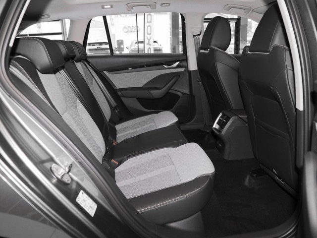 Skoda Octavia Combi Selection 1,5 eTSI DSG Pano Navi GRA SHZ LED