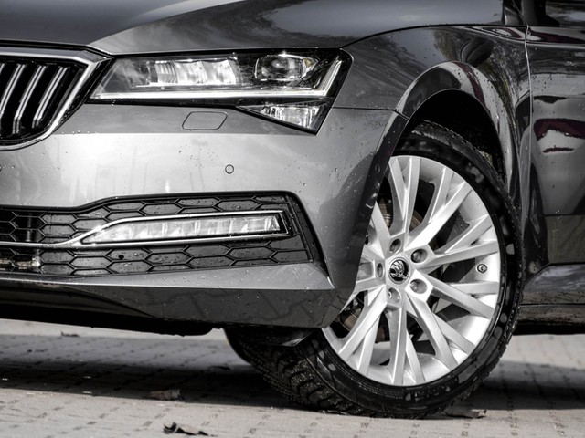 Skoda Superb Combi 2.0 STYLE STANDHZ. AHK 360°CAM LM18