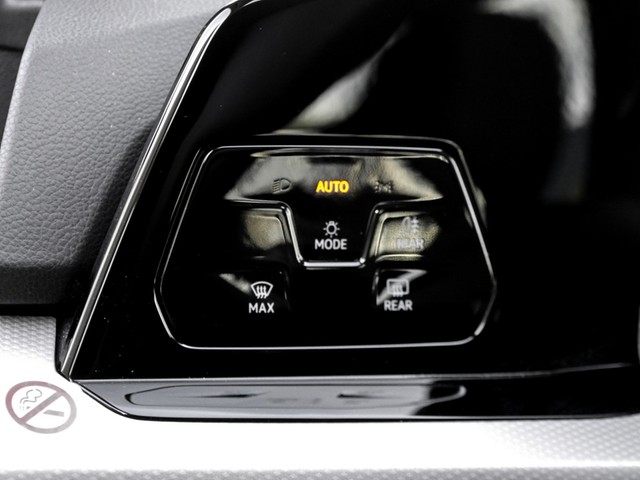 Volkswagen Golf VIII 2.0 MOVE ACC LED ALU NAVI SITZHEIZUNG