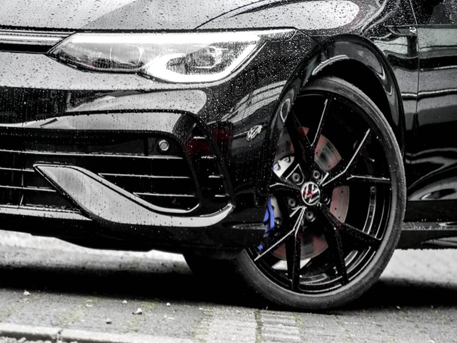 Volkswagen Golf Variant VIII 2.0 R BLACKSTYLE 4X4 PANO LM19