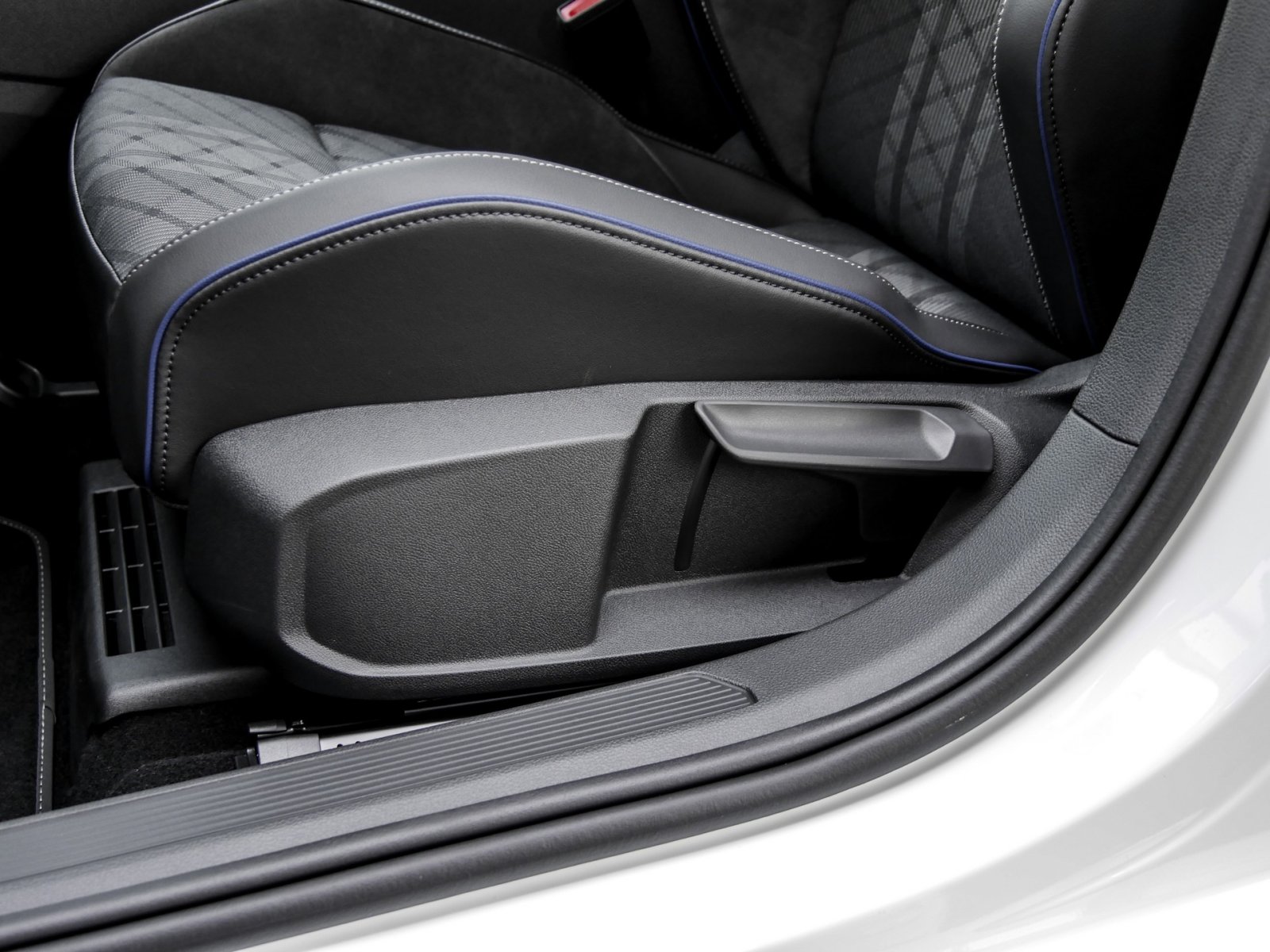 Volkswagen Golf Variant 1.5 R-LINE DSG BLACKSTYLE eKLAPPE