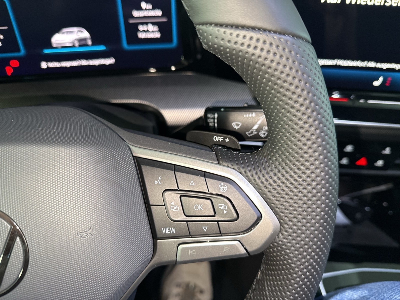 Volkswagen Golf 1.5 R-LINE DSG BLACKSTYLE PANO MATRIXLED