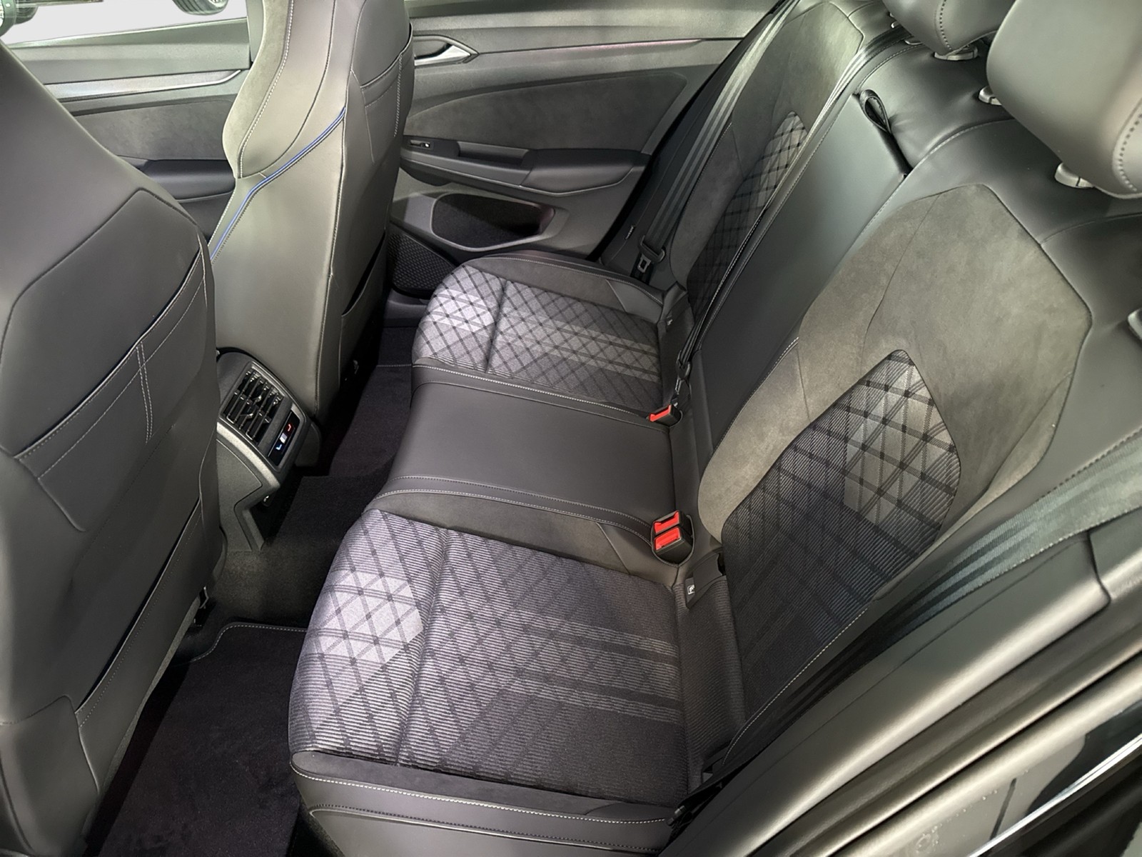 Volkswagen Golf 1.5 R-LINE DSG BLACKSTYLE PANO MATRIXLED