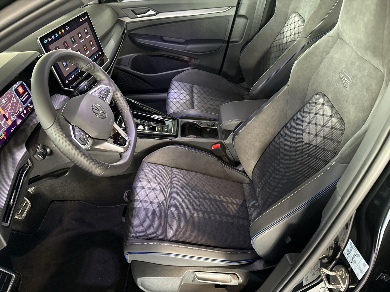 Volkswagen Golf 1.5 R-LINE DSG BLACKSTYLE PANO MATRIXLED