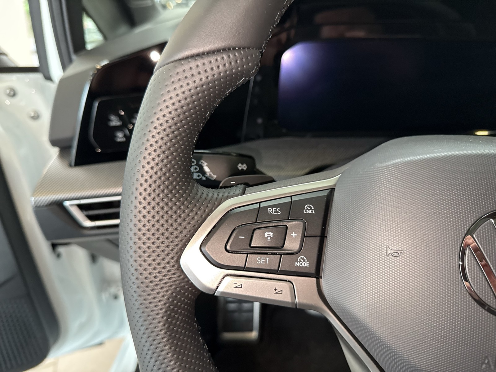 Volkswagen Golf 1.5 R-LINE DSG BLACKSTYLE PANO MATRIXLED