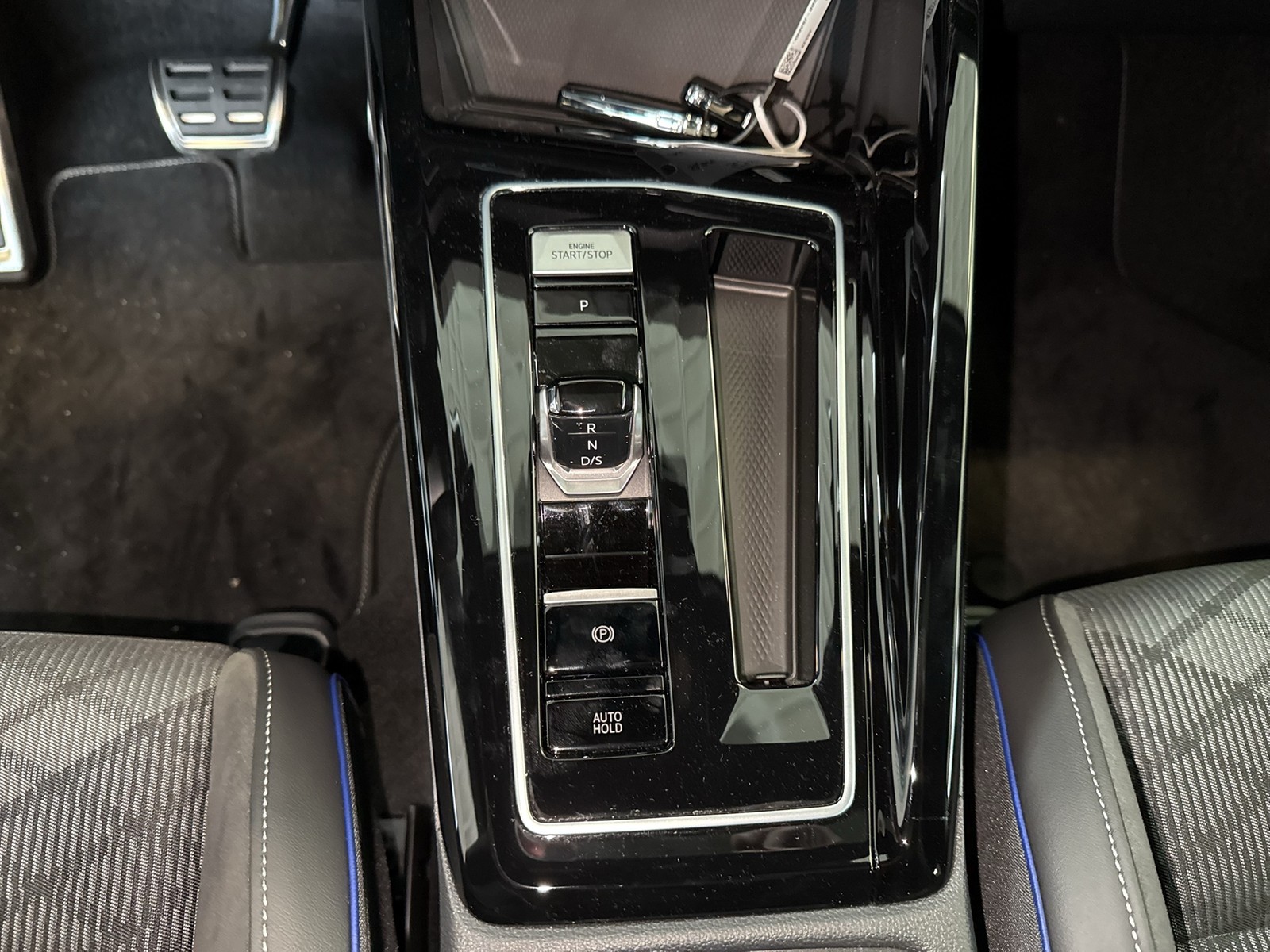 Volkswagen Golf 1.5 R-LINE DSG BLACKSTYLE PANO MATRIXLED