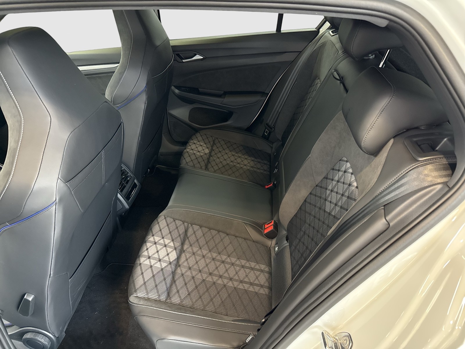 Volkswagen Golf 1.5 R-LINE DSG BLACKSTYLE PANO MATRIXLED