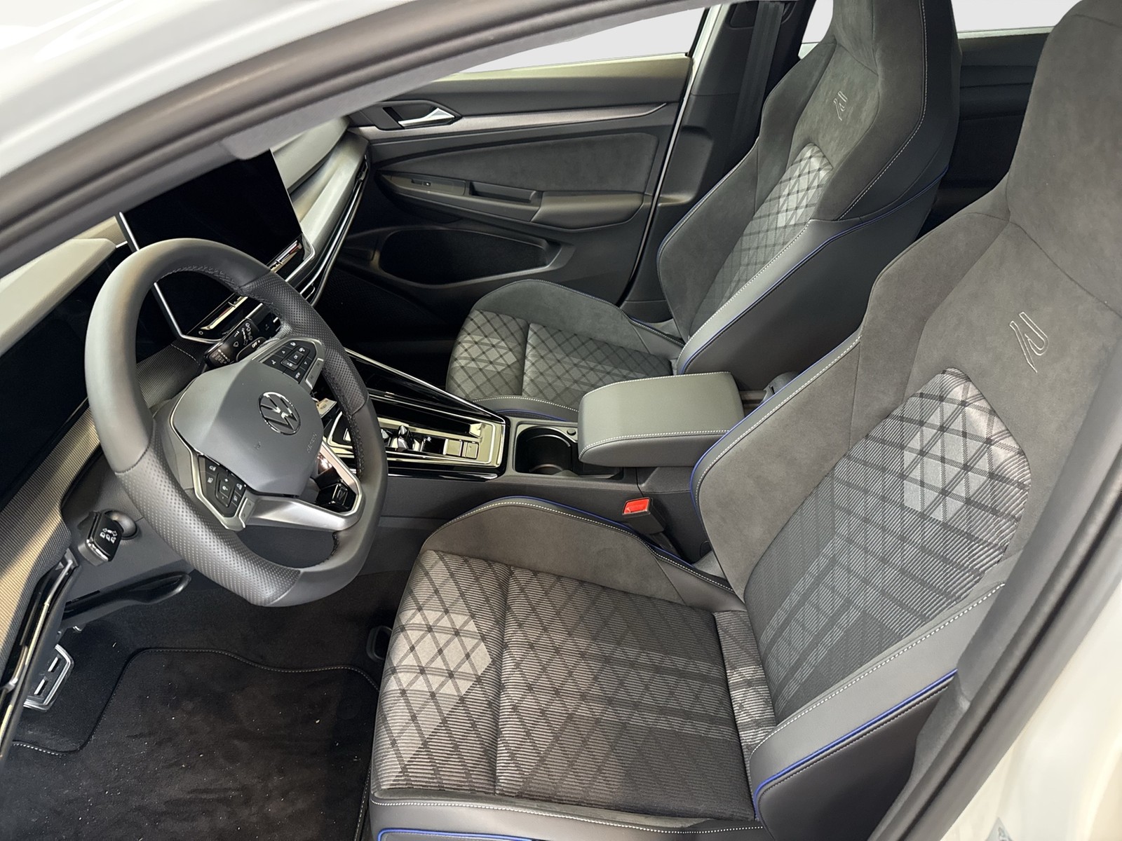 Volkswagen Golf 1.5 R-LINE DSG BLACKSTYLE PANO MATRIXLED