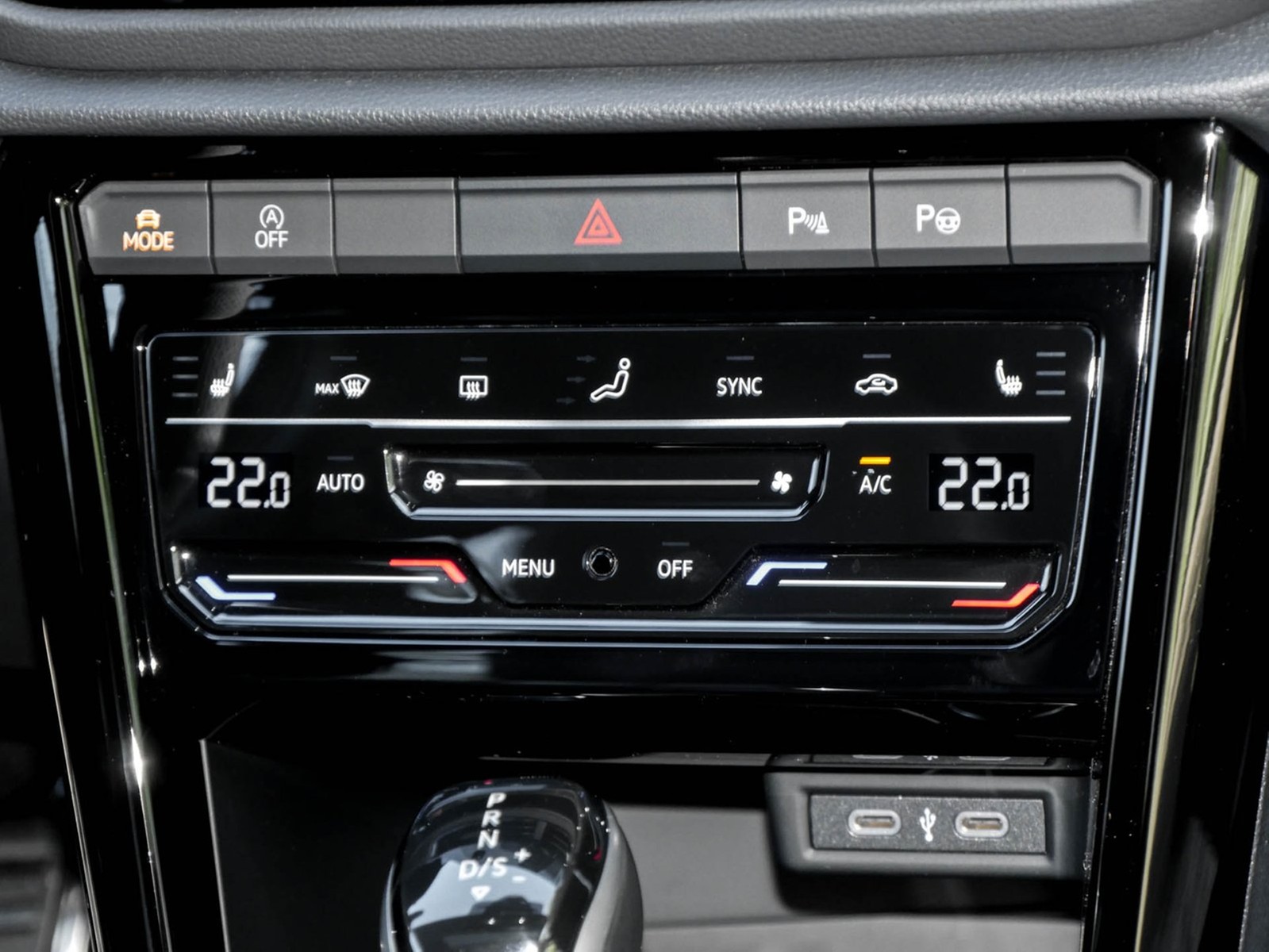 Volkswagen T-Roc 1.5 R-LINE DSG BLACKSTYLE AHK PANO CAM