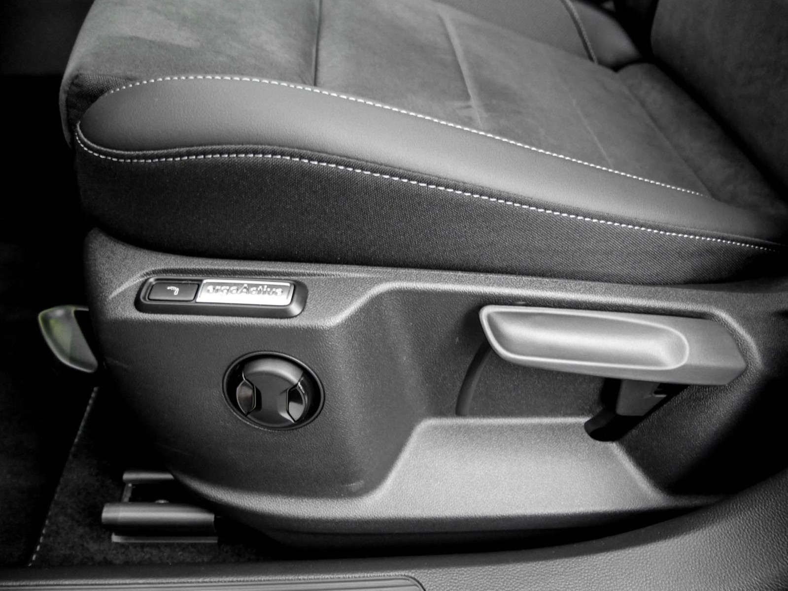 Volkswagen T-Roc 1.5 R-LINE DSG BLACKSTYLE AHK PANO CAM