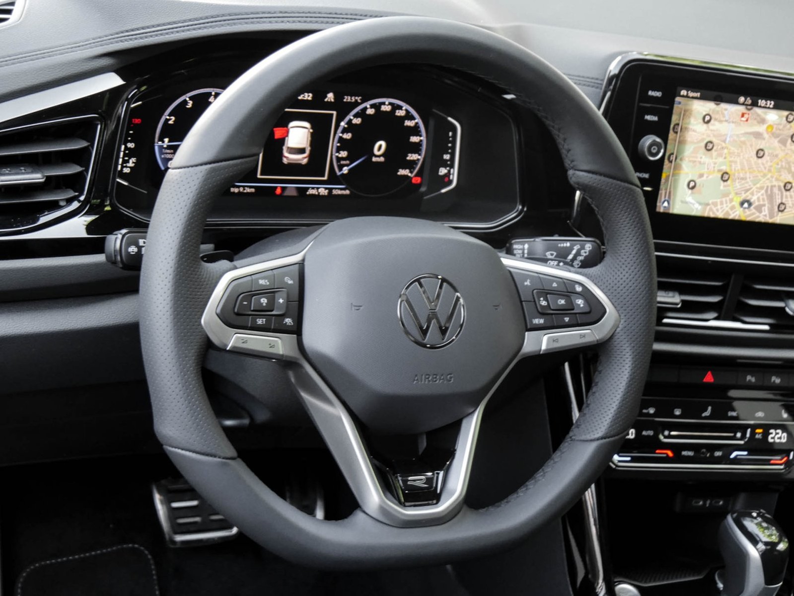 Volkswagen T-Roc 1.5 R-LINE DSG BLACKSTYLE AHK PANO CAM