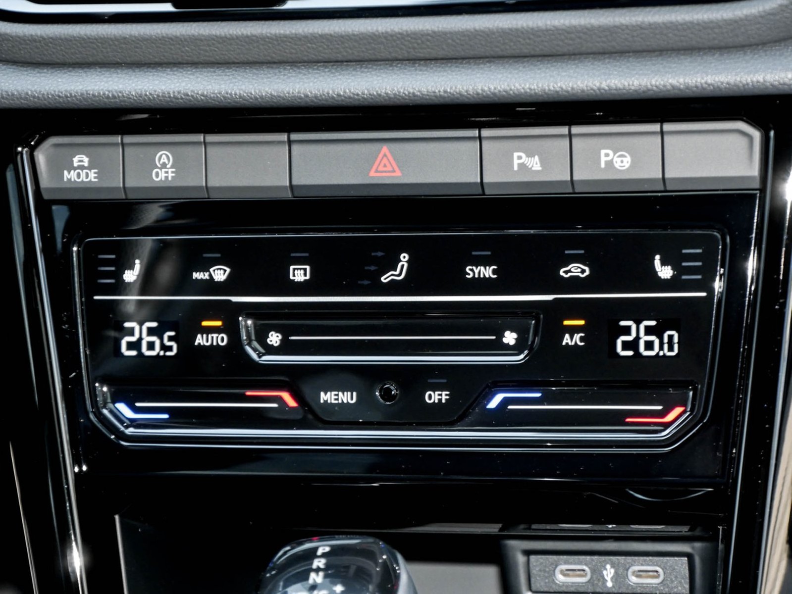 Volkswagen T-Roc 1.5 R-LINE DSG PANO NAVI BLACKSTYLE AHK