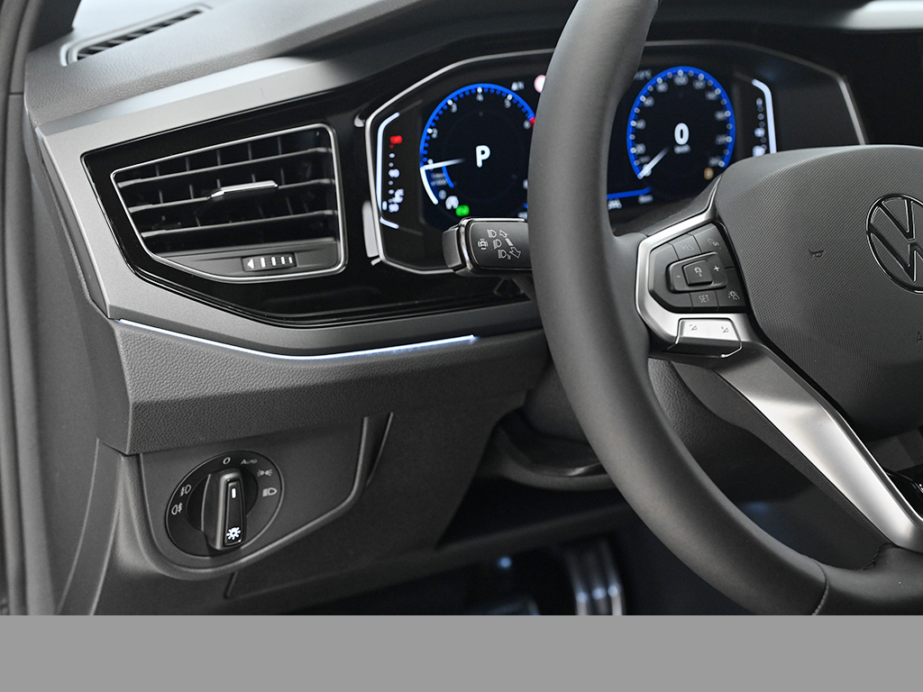 Volkswagen Polo 1.0 R-LINE DSG SPORTPAKET NAVI CAM LM17