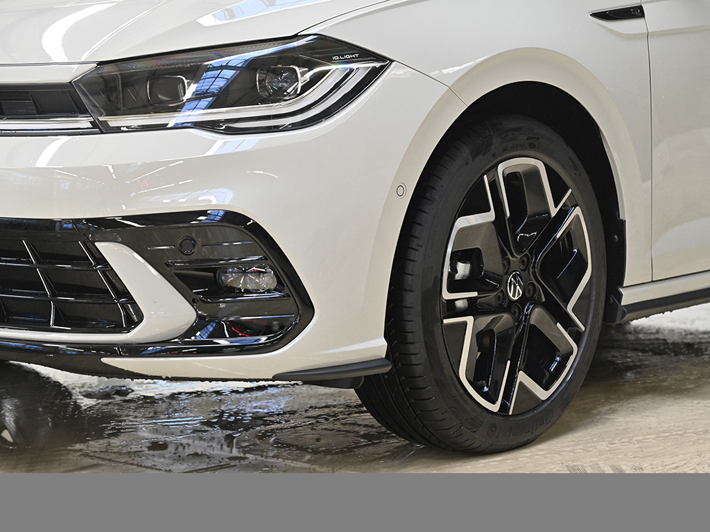 Volkswagen Polo 1.0 R-LINE DSG SPORTPAKET NAVI CAM LM17