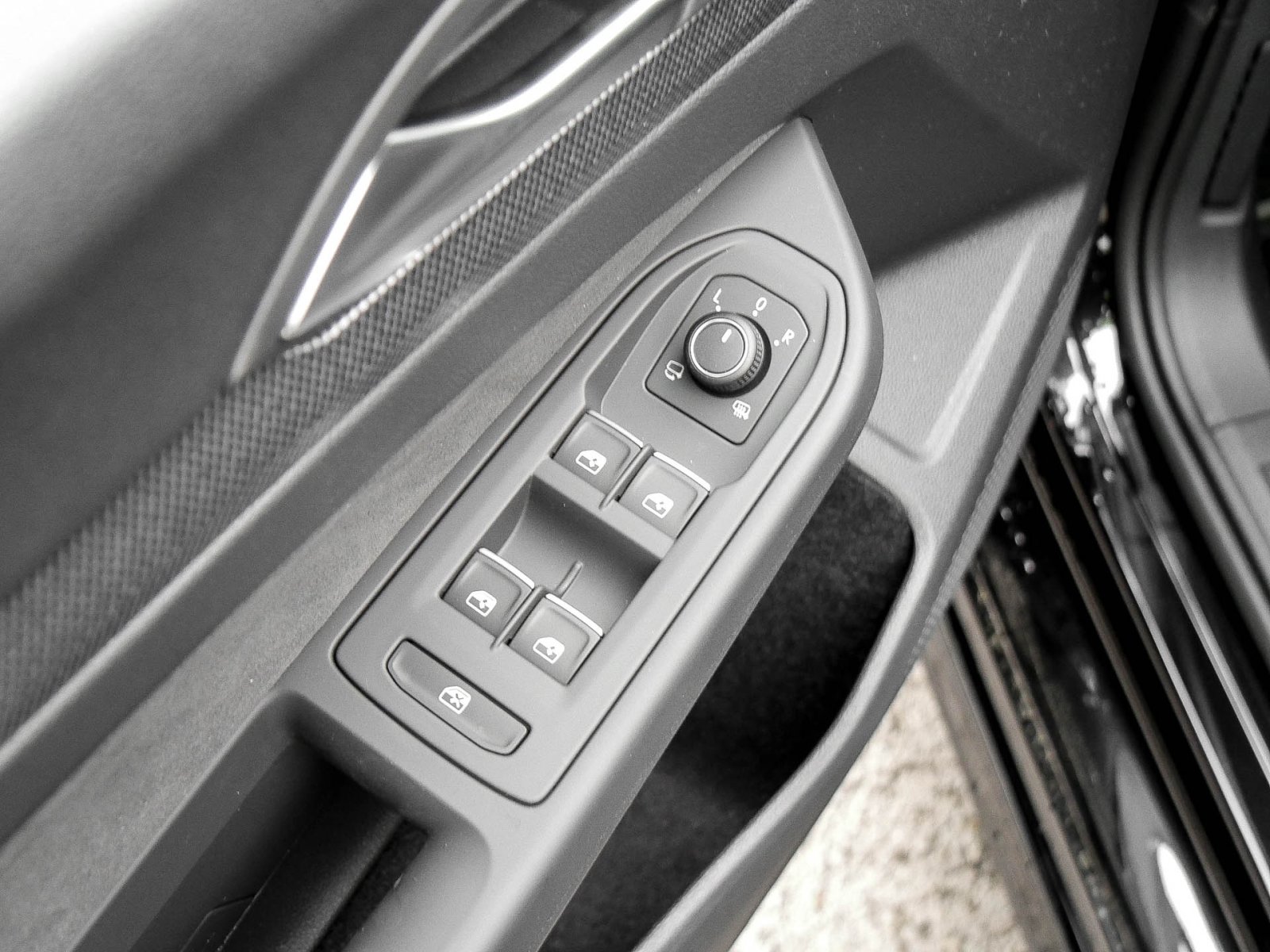 Volkswagen Golf VIII 1.5 eTSI R-LINE FACELIFT CAM ACC LM18