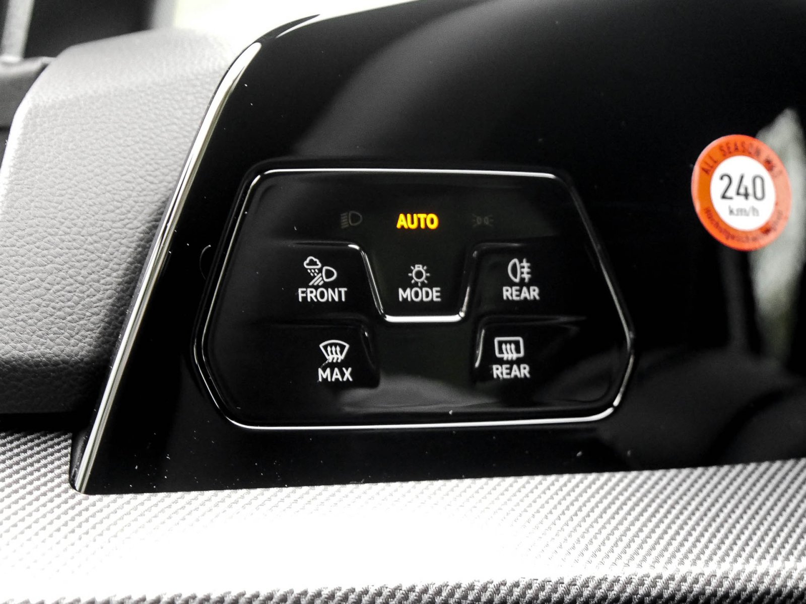 Volkswagen Golf VIII 1.5 eTSI R-LINE FACELIFT CAM ACC LM18