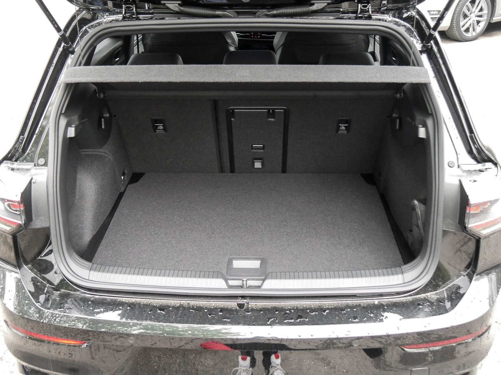 Volkswagen Golf VIII 1.5 eTSI R-LINE FACELIFT CAM ACC LM18