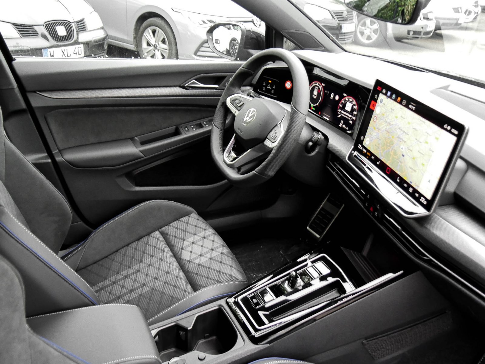 Volkswagen Golf VIII 1.5 eTSI R-LINE FACELIFT CAM ACC LM18