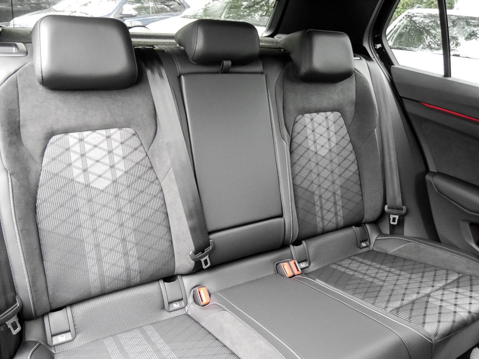 Volkswagen Golf VIII 1.5 eTSI R-LINE FACELIFT CAM ACC LM18