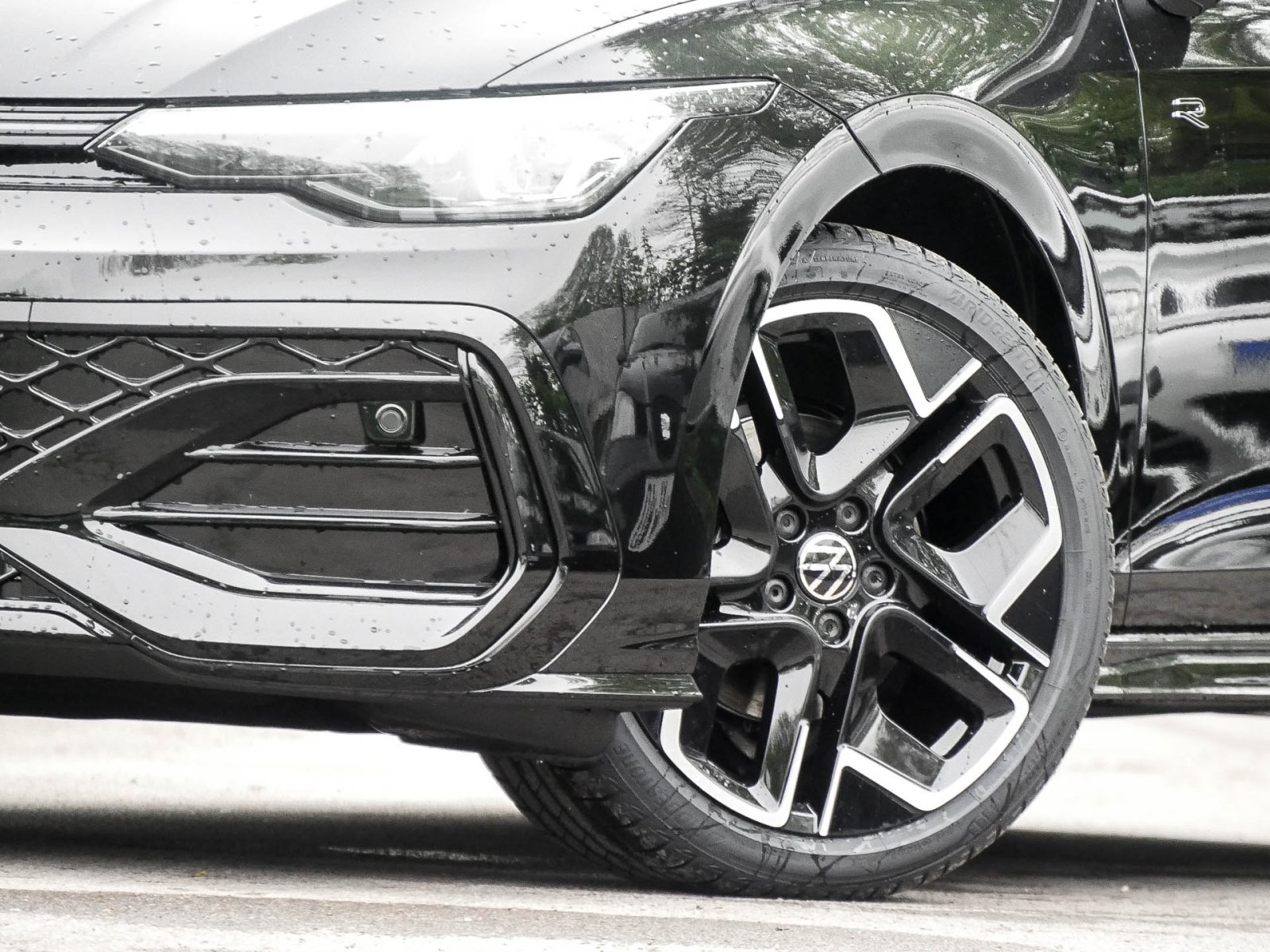 Volkswagen Golf VIII 1.5 eTSI R-LINE FACELIFT CAM ACC LM18