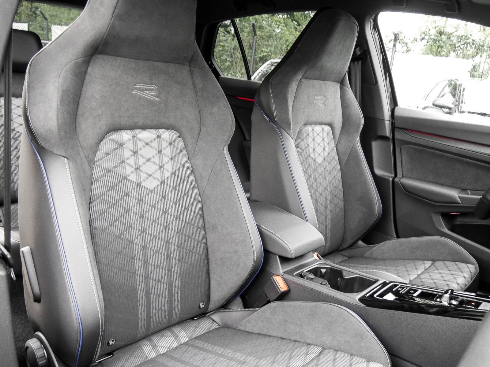 Volkswagen Golf VIII 1.5 eTSI R-LINE FACELIFT CAM ACC LM18