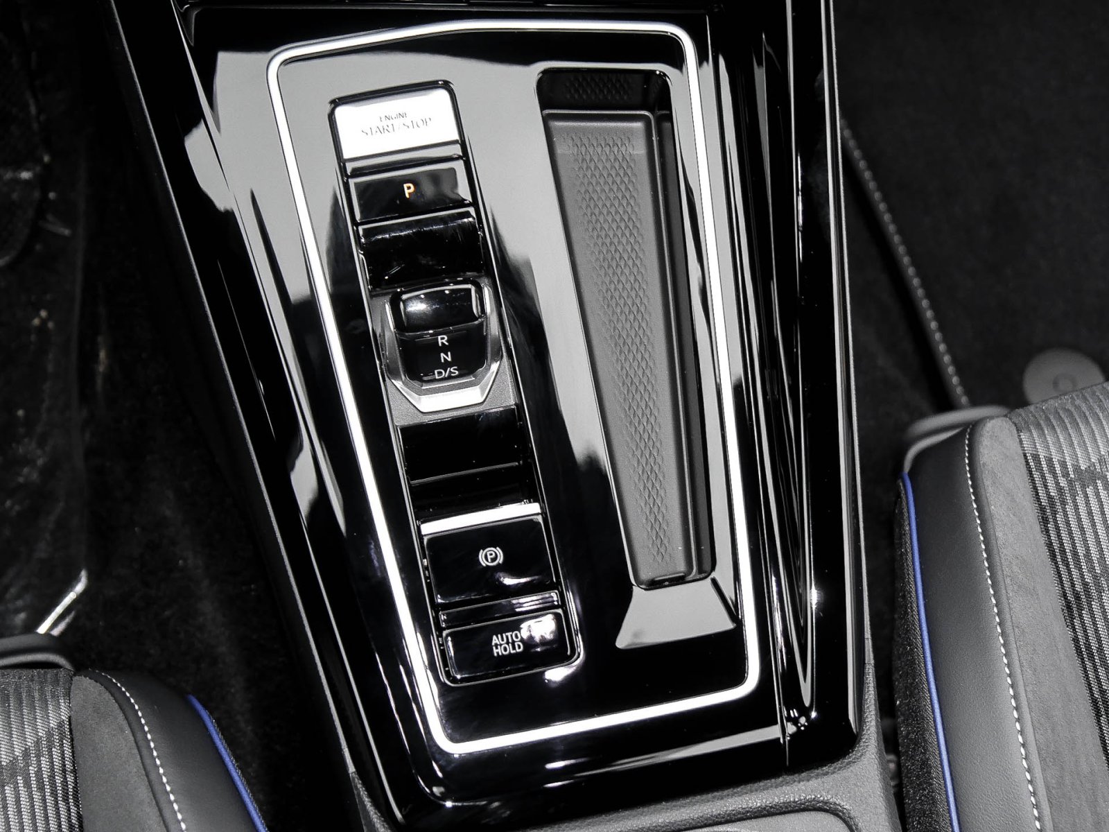 Volkswagen Golf VIII 1.5 eTSI R-LINE FACELIFT CAM ACC LM18