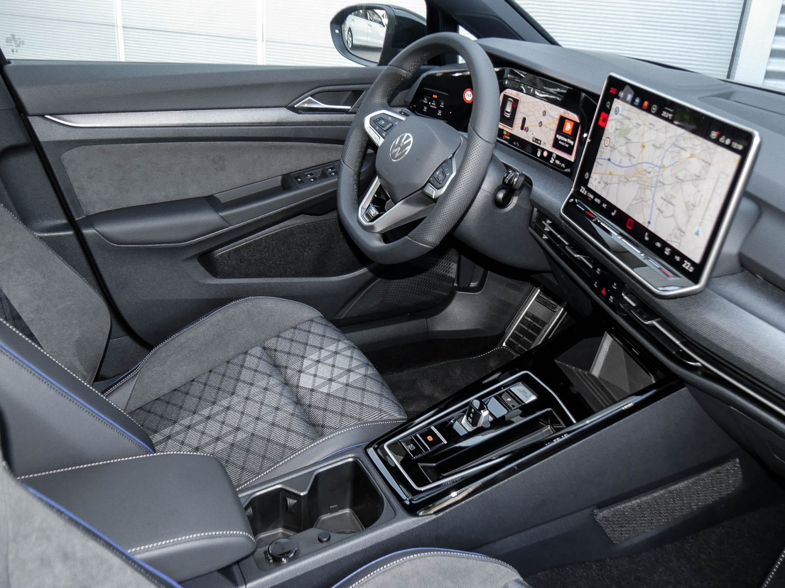 Volkswagen Golf VIII 1.5 eTSI R-LINE FACELIFT CAM ACC LM18