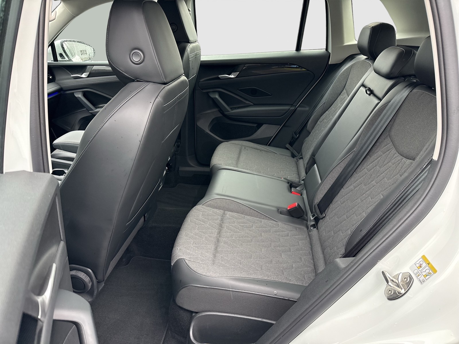 Volkswagen Tiguan 1.5 HYBRID LIFE NEUES MODELL AHK ACC LM18