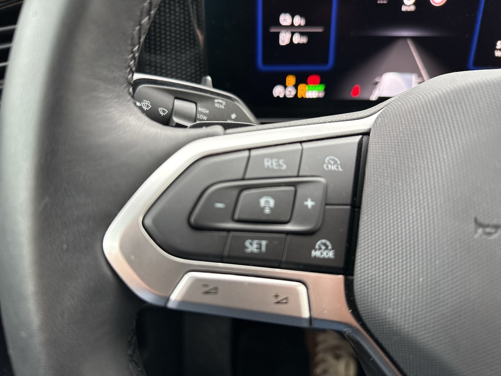 Volkswagen Tiguan 1.5 HYBRID LIFE NEUES MODELL AHK ACC LM18