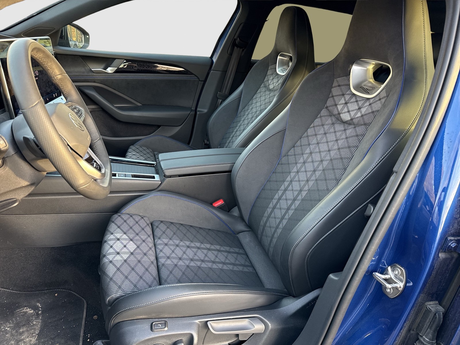 Volkswagen Passat Variant 2.0 R-LINE 4X4 NEUES MODELL PANO