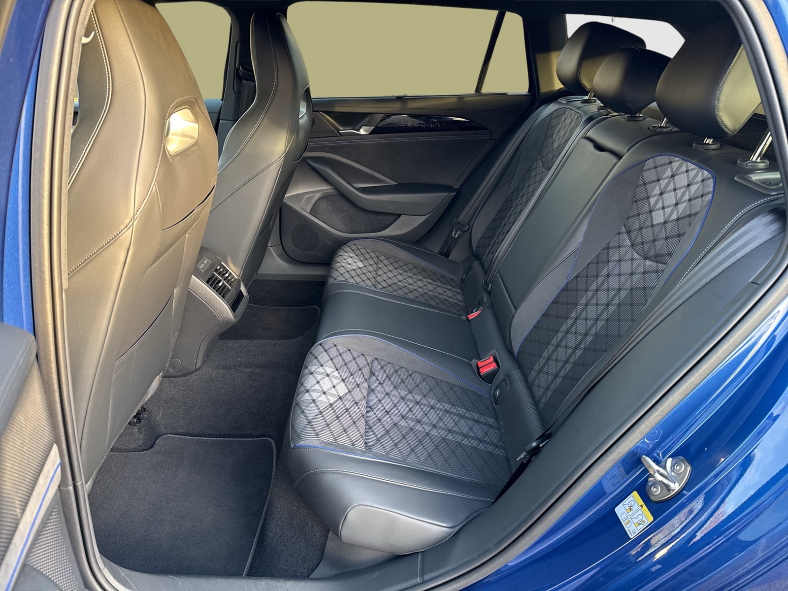 Volkswagen Passat Variant 2.0 R-LINE 4X4 NEUES MODELL PANO