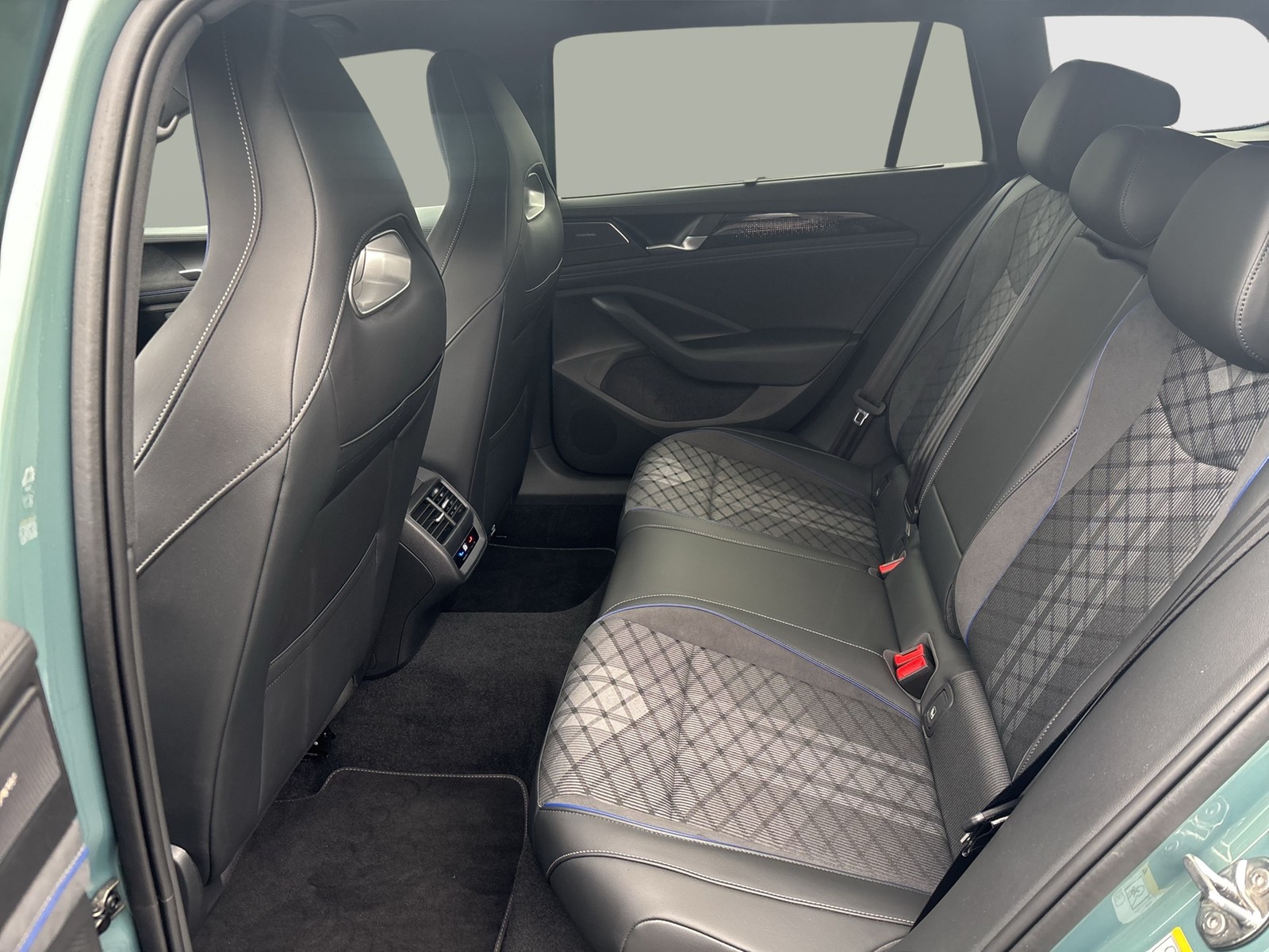 Volkswagen Passat Variant 2.0 R-LINE 4X4 NEUES MODELL PANO