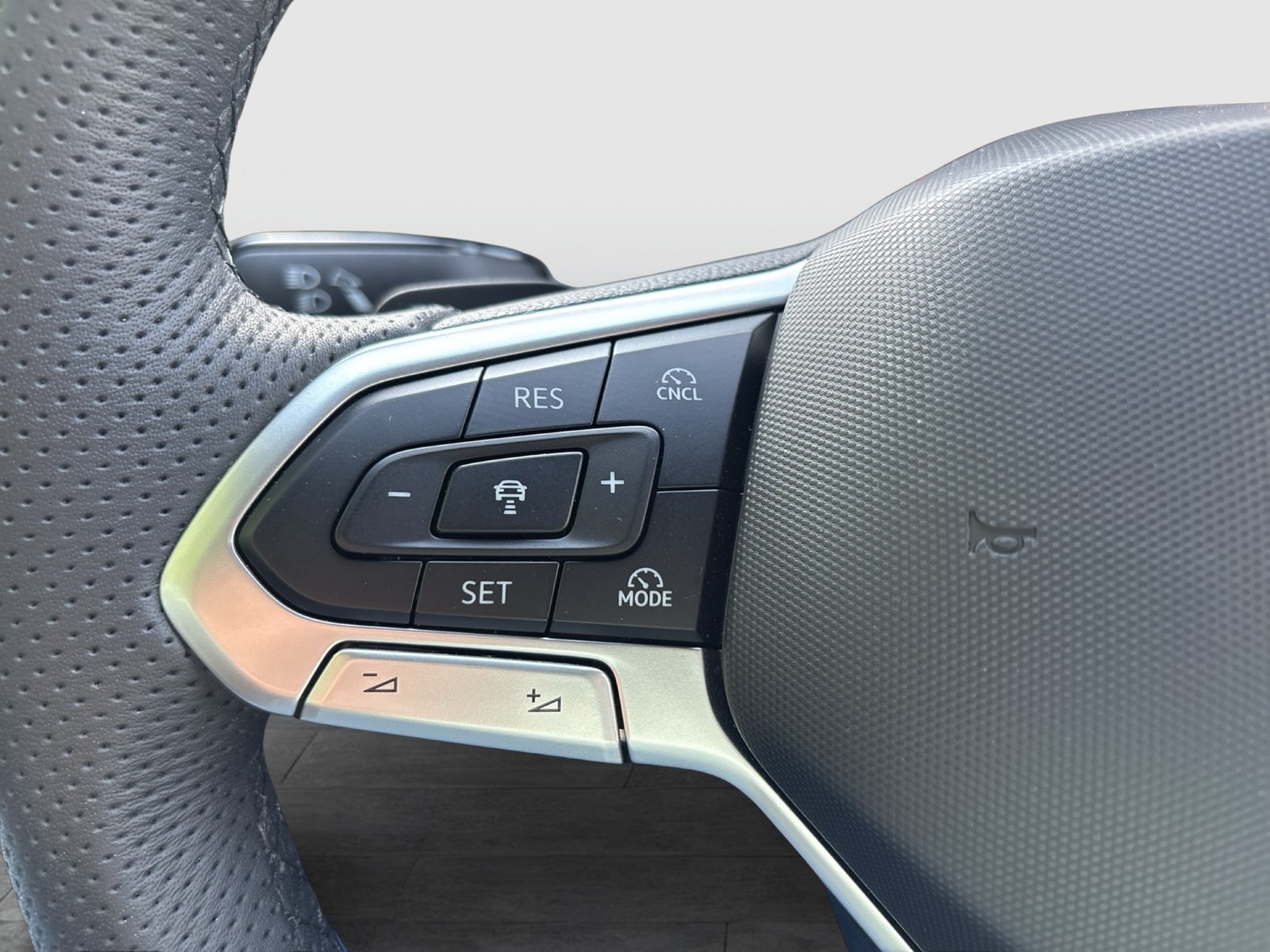 Volkswagen Golf VIII 1.5 eTSI R-LINE CAM ACC CARPLAY LM17