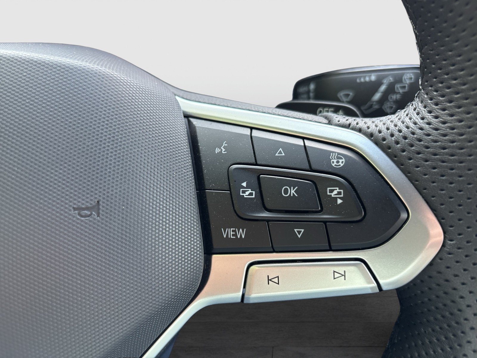 Volkswagen Golf VIII 1.5 eTSI R-LINE CAM ACC CARPLAY LM17