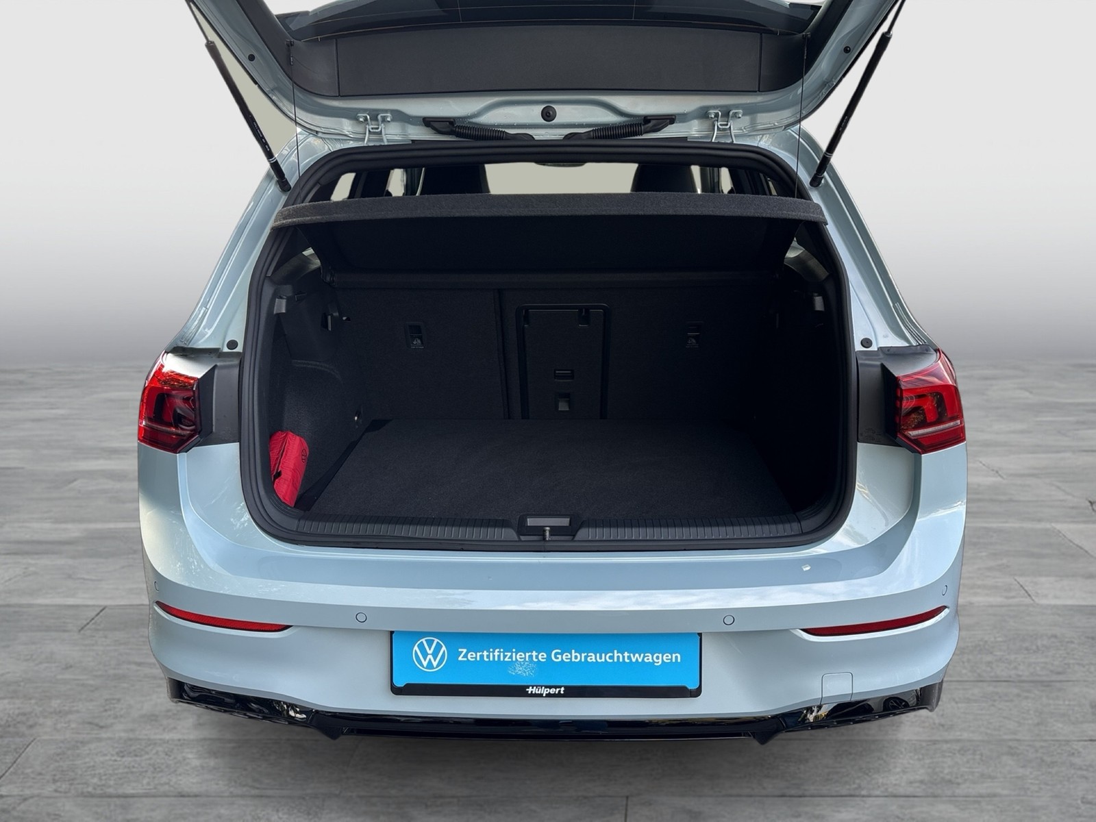 Volkswagen Golf VIII 1.5 eTSI R-LINE CAM ACC CARPLAY LM17