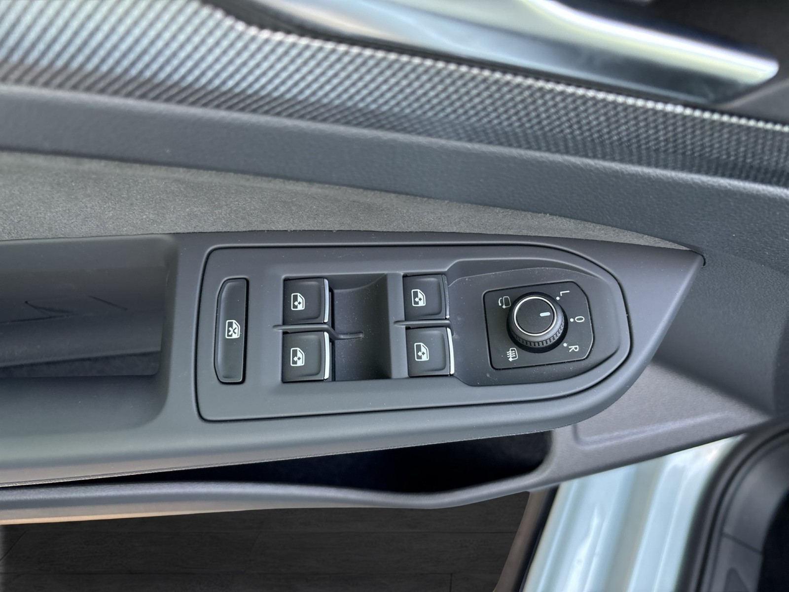 Volkswagen Golf VIII 1.5 eTSI R-LINE CAM ACC CARPLAY LM17