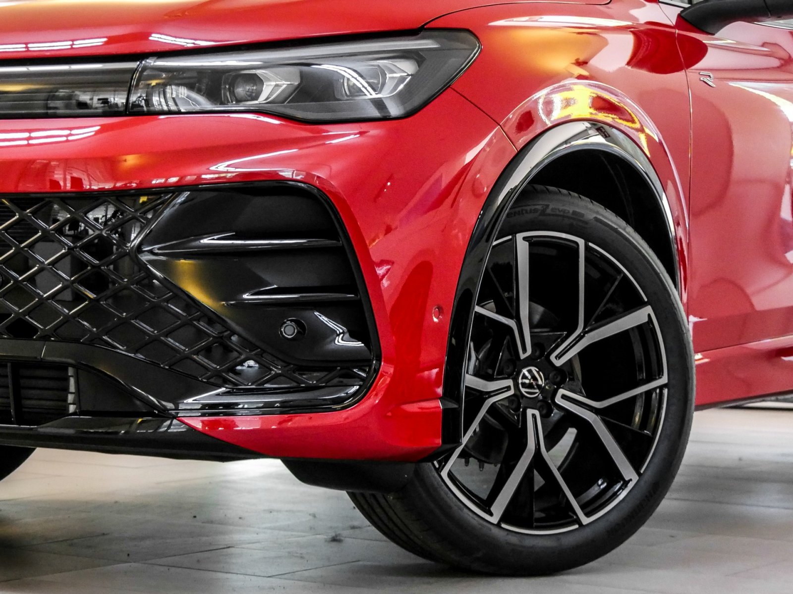 Volkswagen Tiguan 1.5 R-LINE DSG BLACKSTYLE AHK NAVIPRO