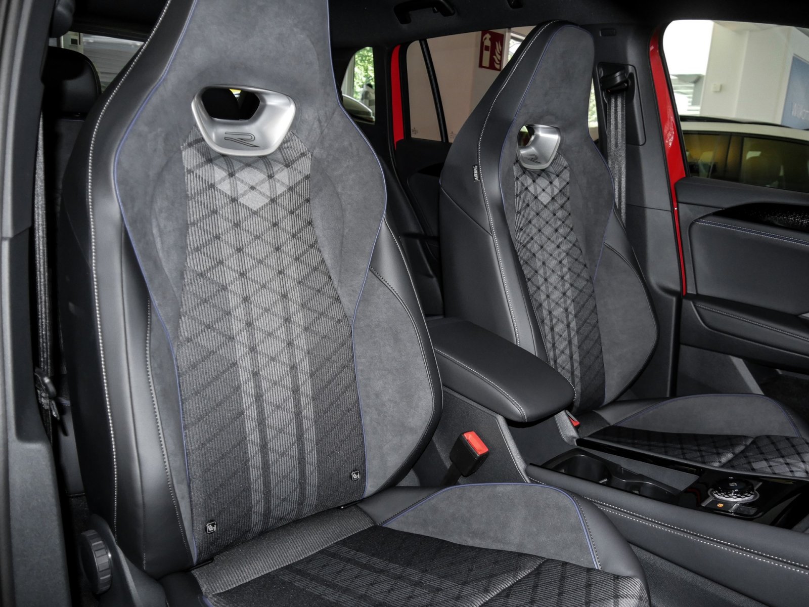 Volkswagen Tiguan 1.5 R-LINE DSG BLACKSTYLE AHK NAVIPRO