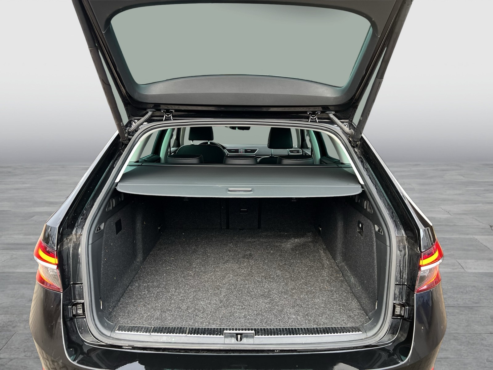 Skoda Superb Combi 1.4 iV L&K LEDER PANO STANDHZ. AHK