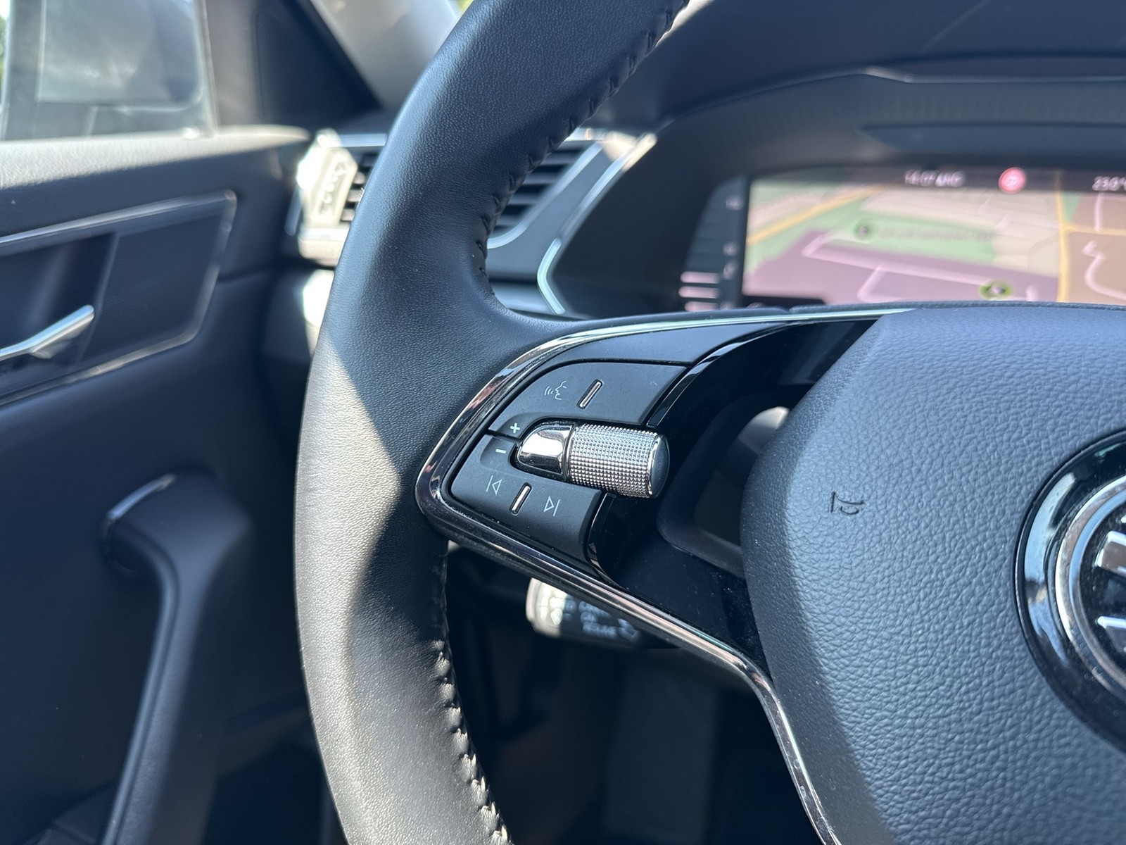 Skoda Superb Combi 2.0 PANO AHK ACC NAVI CARPLAY LM17
