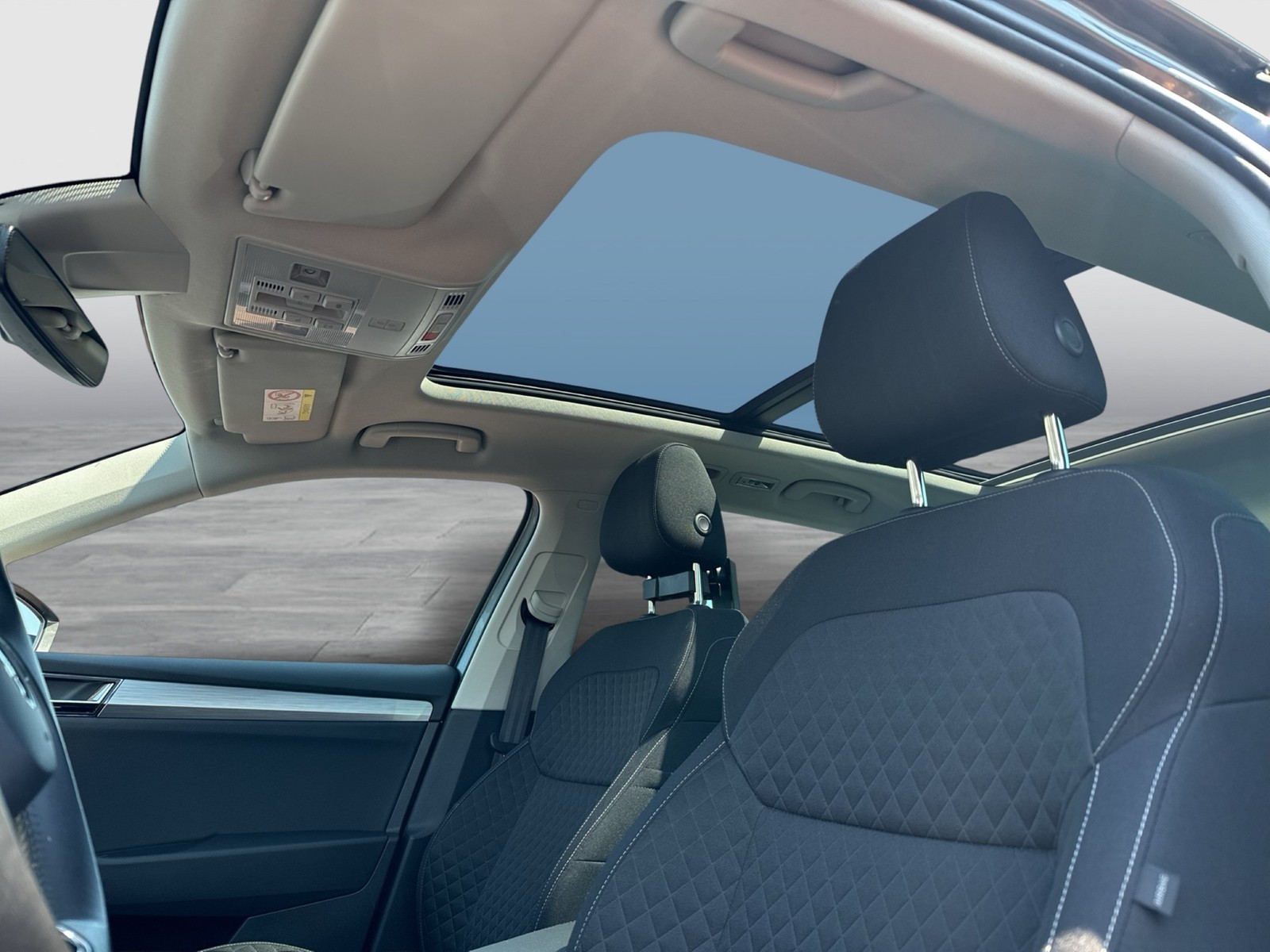 Skoda Superb Combi 2.0 PANO AHK ACC NAVI CARPLAY LM17