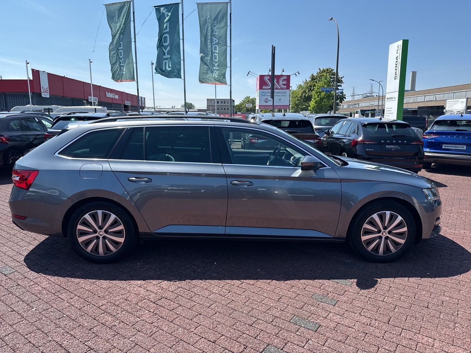 Skoda Superb Combi 2.0 PANO AHK ACC NAVI CARPLAY LM17