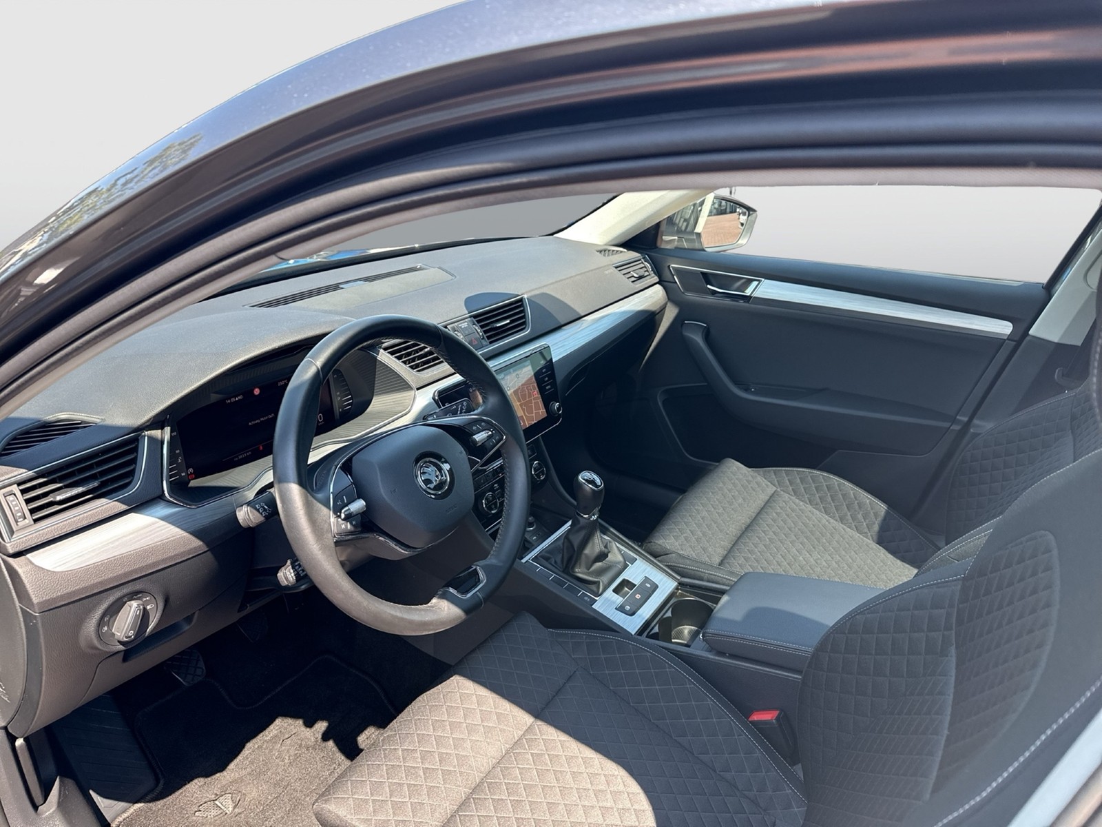 Skoda Superb Combi 2.0 PANO AHK ACC NAVI CARPLAY LM17