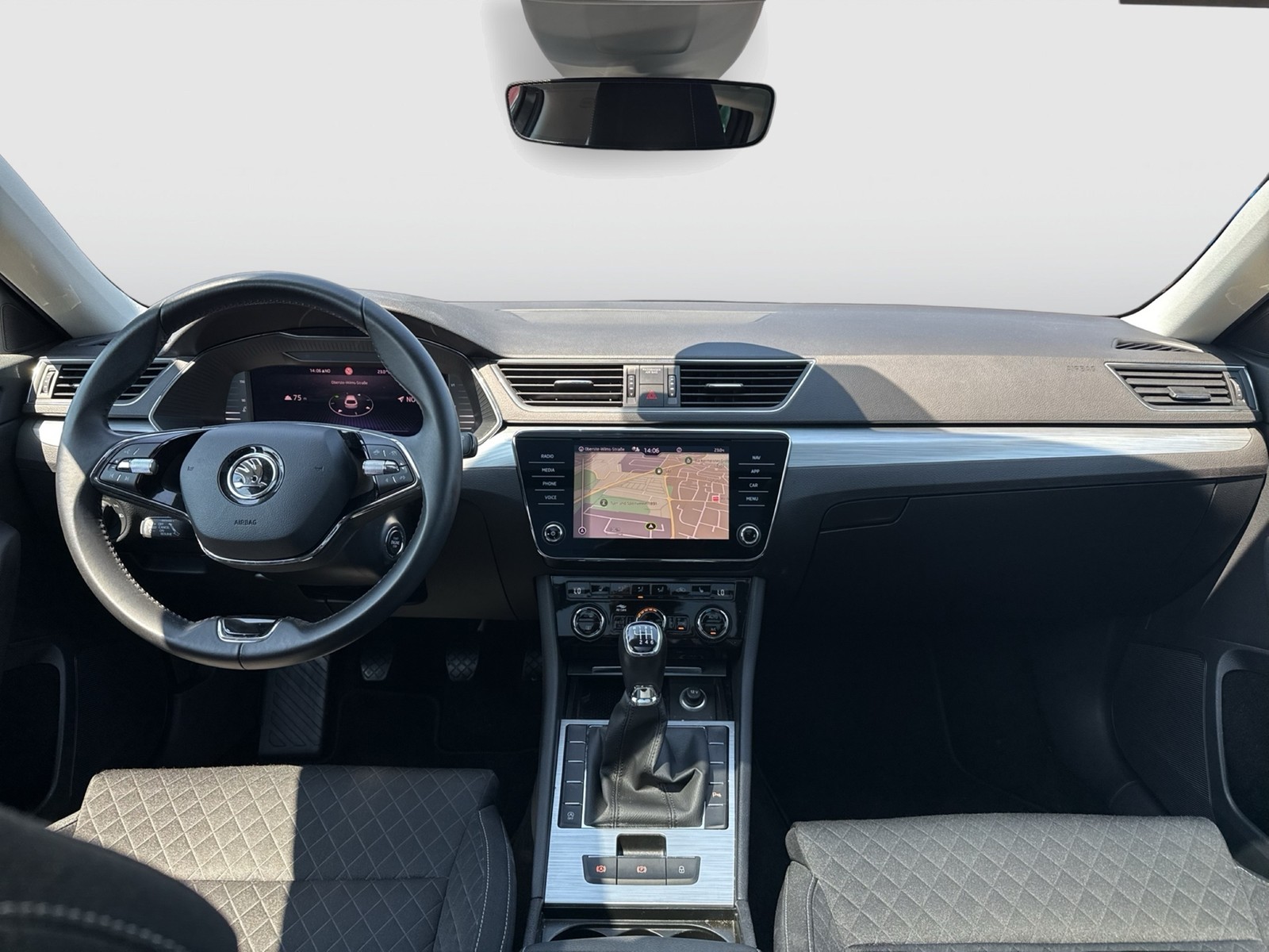 Skoda Superb Combi 2.0 PANO AHK ACC NAVI CARPLAY LM17