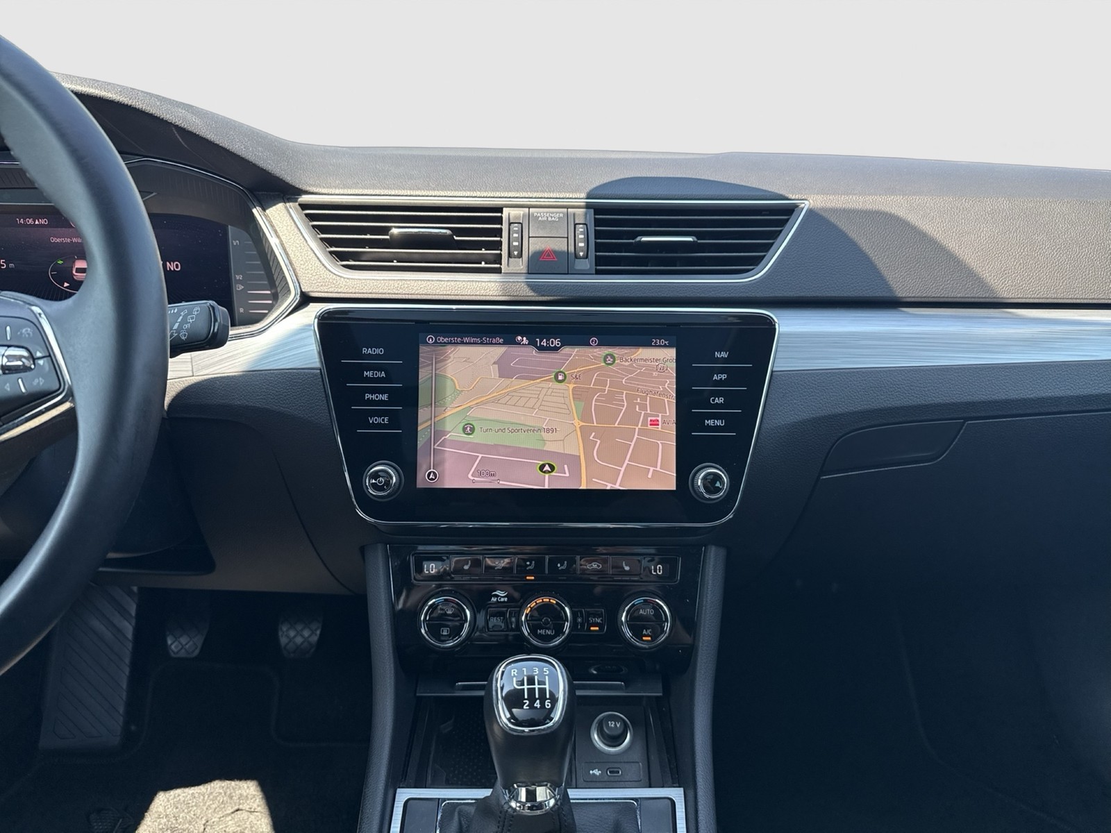Skoda Superb Combi 2.0 PANO AHK ACC NAVI CARPLAY LM17