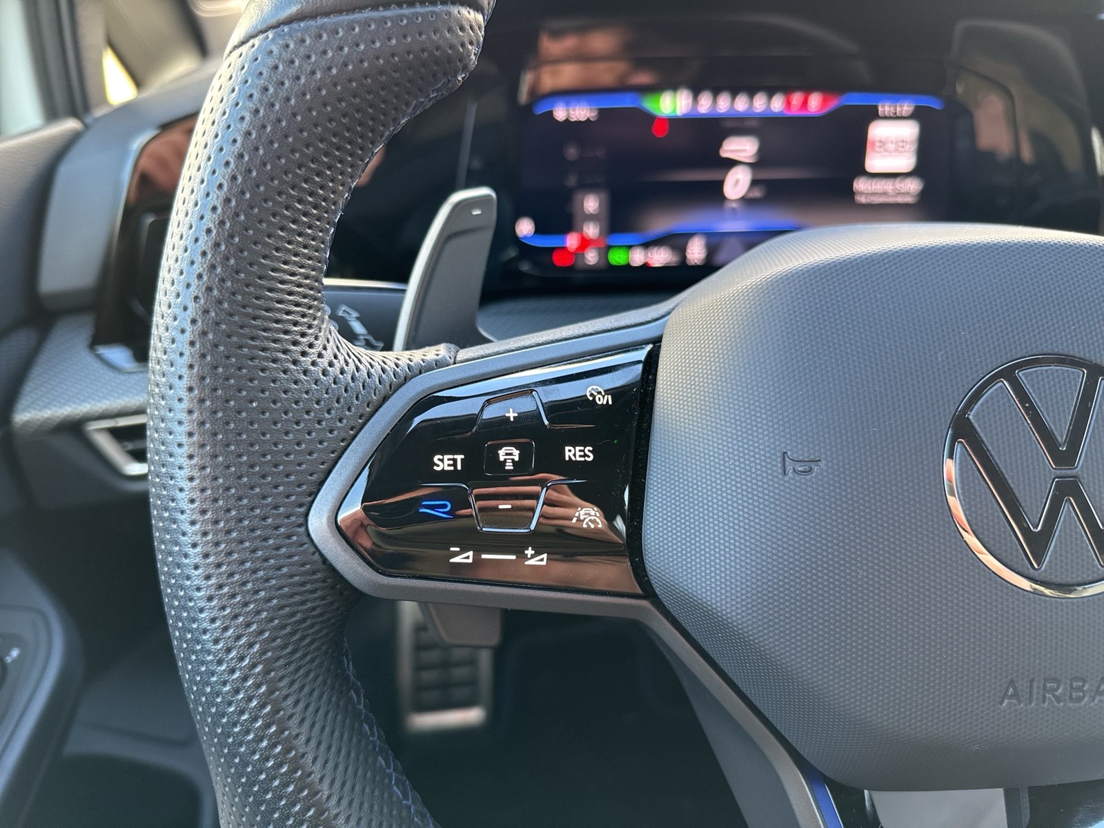 Volkswagen Golf VIII 2.0 R 4X4 ACC LM18 LED+ CARPLAY SITZHZ