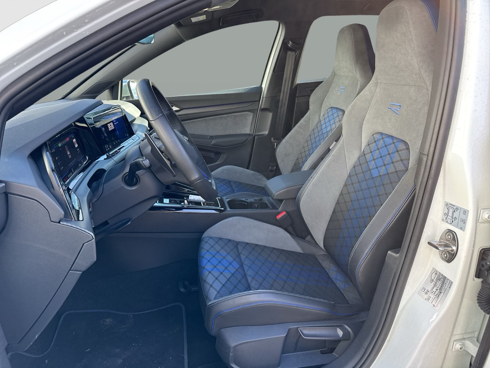 Volkswagen Golf VIII 2.0 R 4X4 ACC LM18 LED+ CARPLAY SITZHZ