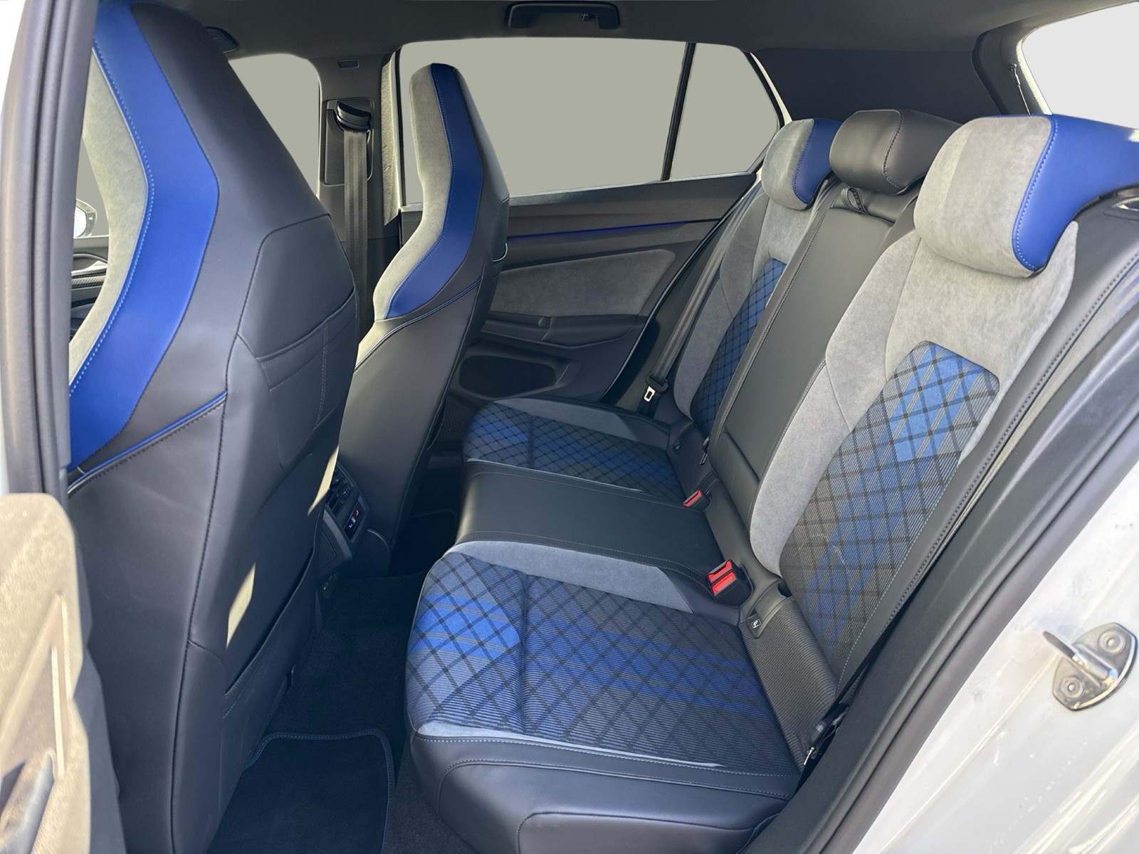 Volkswagen Golf VIII 2.0 R 4X4 ACC LM18 LED+ CARPLAY SITZHZ