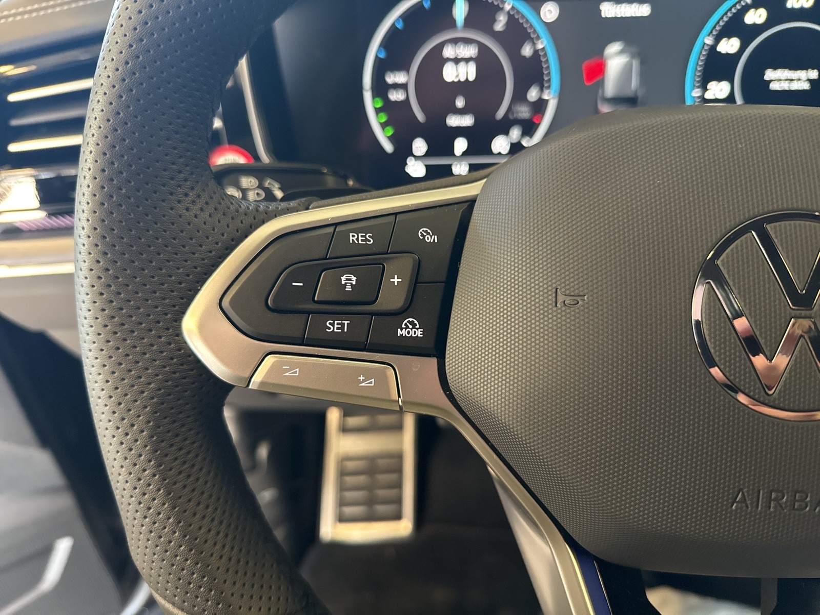 Volkswagen Touareg HYBRID R PANO DYNAUDIO CAM ACC LM21